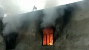 बवाना अग्निकांड: मजदूरों के काम पर आने के बाद बाहर से गेट बंद करवा देता था फैक्टरी मालिक