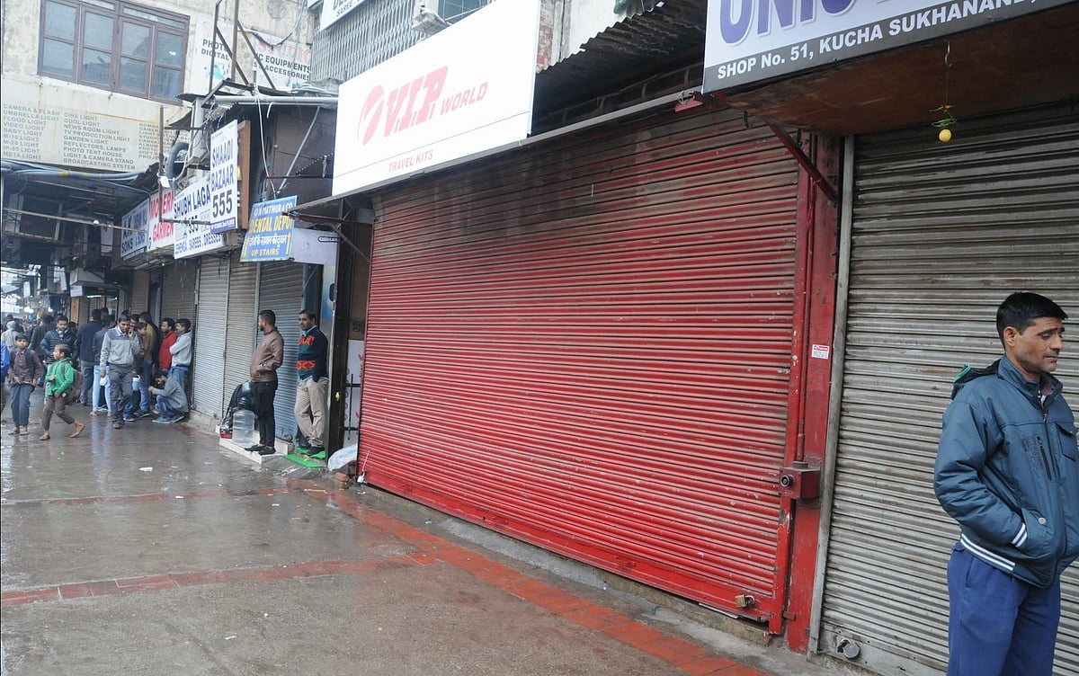 दिल्ली के बाजार बंद, व्यापारियों ने किया सीलिंग का विरोध 