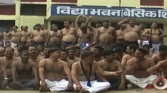 योगी राज में आर्थिक तंगी से परेशान शिक्षामित्र ने लगाई फांसी 