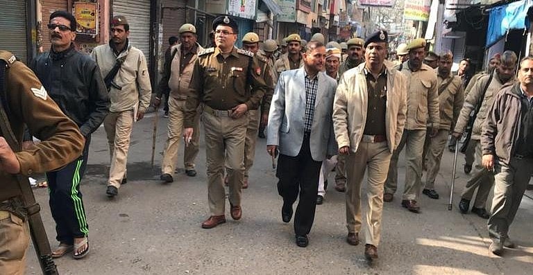 कासगंजः तनाव के बीच पटरी पर लौट रही है जिंदगी, मृतक चंदन के परिजनों ने सरकार से मिले मुआवजे का चेक लौटाया