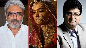 ‘पद्मावत’ में 300 कट की बातें झूठी, सेंसर बोर्ड को बदनाम न करें: प्रसून जोशी