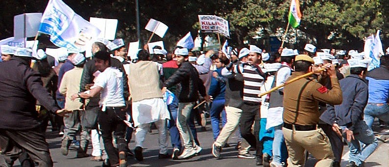 सीलिंग के विरोध में आम आदमी पार्टी का  संसद मार्ग पर प्रदर्शन, विधायकों और नेताओं पर पुलिस ने किया लाठीचार्ज