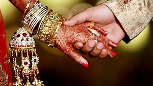 सीएम योगी के ‘सामूहिक विवाह योजना’ में धोखाधड़ी, विवाहित महिलाओं को दिए चांदी के बजाए लोहे के जेवर