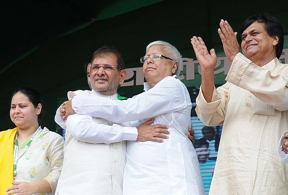 बिहार: छोटे दलों ने दिखाई बीजेपी को आंखें, तो लालू के जेल में होने पर भी आरजेडी बना  सियासी केंद्र