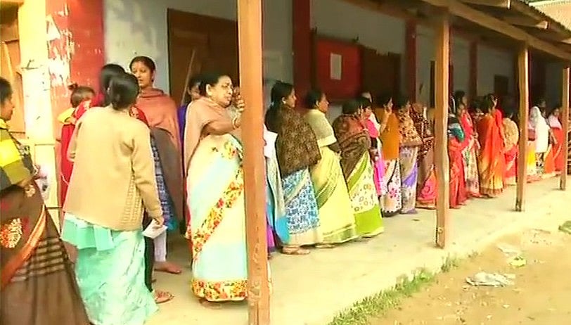 त्रिपुरा चुनाव 2018: लेफ्ट और बीजेपी में कांटे की टक्कर, कई जगहों पर ईवीएम में गड़बड़ी की शिकायतें 