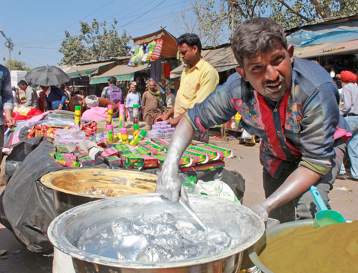 होली के लिए बिकता प्रतिबंध रंग
