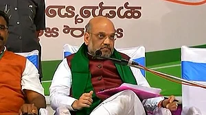 अमित शाह का कर्नाटक दौरा: हेगड़े के बयान से नाराज दलितों ने दिखाए काले झंडे, रैली में लोग नदारद