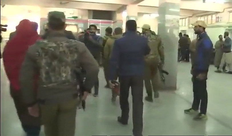 श्रीनगरः अस्पताल में आंतकियों ने की फायरिंग, 1 पुलिसकर्मी की मौत,  आतंकी फरार 