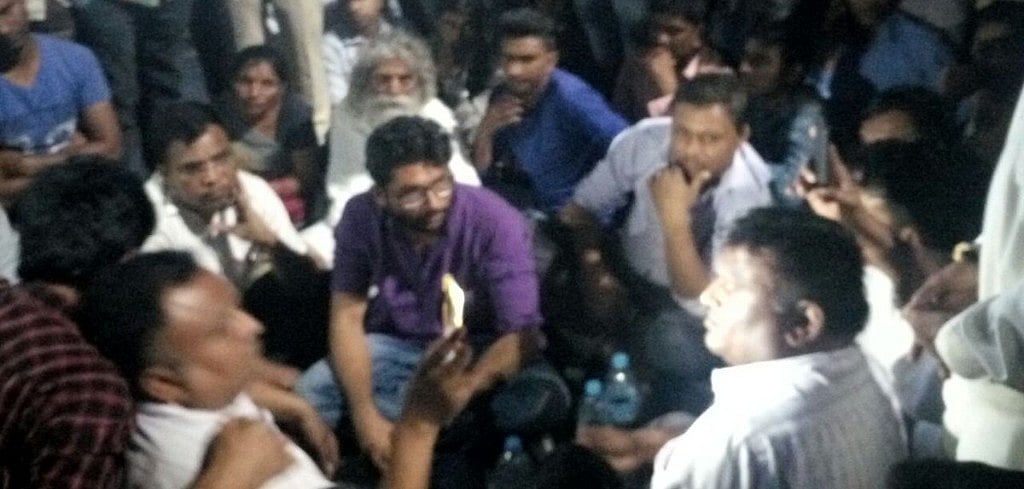 गुजरात: दलितों पर अत्याचार के खिलाफ विरोध कर रहे जिग्नेश मेवानी पर टूटा पुलिस का कहर, जबरन गाड़ी से खींच कर ले गई