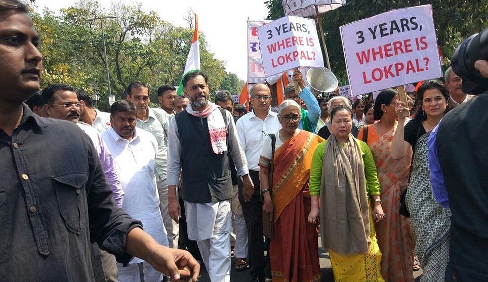पारदर्शिता और भ्रष्टाचार नियंत्रण के सवाल सरकार पीछे खींच रही है कदम