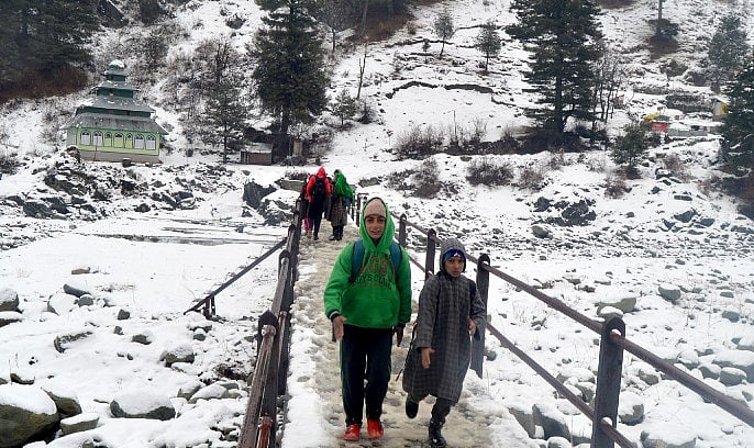 पहाड़ों में बर्फबारी से बदला मौसम का मिजाज, मैदानी इलाकों में बढ़ी ठंड