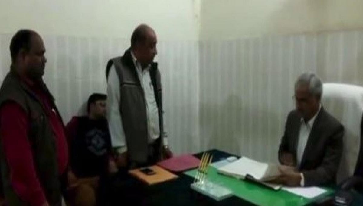यूपी: सहारनपुर के डीएम पीके पांडे की दबंगई, पंचायत अधिकारी से कहा - ‘काम करो नहीं तो काट देंगे गला’