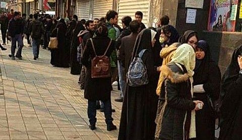 ईरान: सड़क पर किताब खरीदने के लिए लगी कतार कोई पुरानी तस्वीर नहीं है 