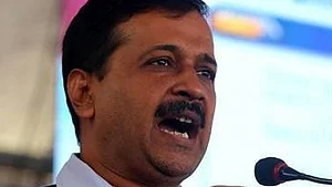 दिल्ली सचिवालय पहुंचे सीएम केजरीवाल को स्वागत की जगह सहना पड़ा विरोध, कैबिनेट बैठक में शामिल हुए मुख्य सचिव