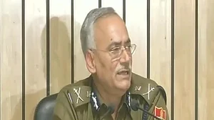राजस्थान के डीजीपी का पुलिसकर्मियों को आदेश, सोशल मीडिया पर न करें राजनीतिक टिप्पणी