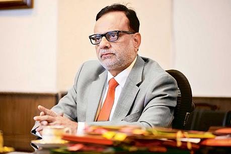 नोटबंदी से कुछ दिन पहले आखिर किसने भेजे थे हसमुख अधिया को सोने के बिस्कुट और आईफोन?