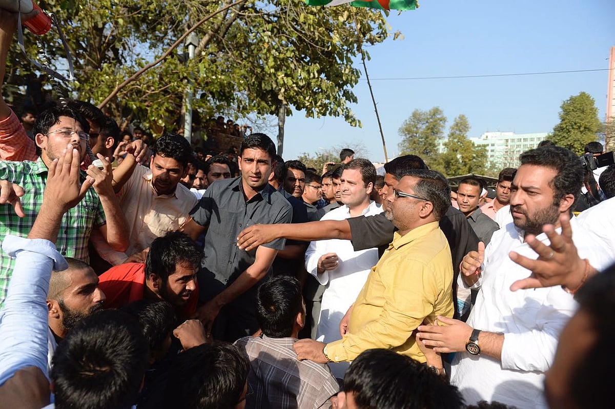 एसएससी घोटाला: आंदोलनकारी छात्रों से मिले राहुल गांधी, केंद्र पर लगाया छात्रों के भविष्य से खिलवाड़ का आरोप