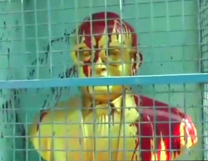 मूर्तियों पर महाभारत जारी: अब केरल में बापू की प्रतिमा पर हमला, चश्मा तोड़ा