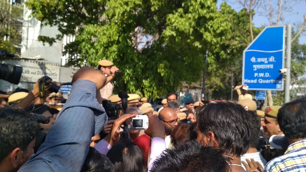 कलम और कैमरे हथियार हैं हमारे, पुलिस ने हाथ क्यों लगाया इन्हें : दिल्ली पुलिस के खिलाफ मीडिया का प्रदर्शन