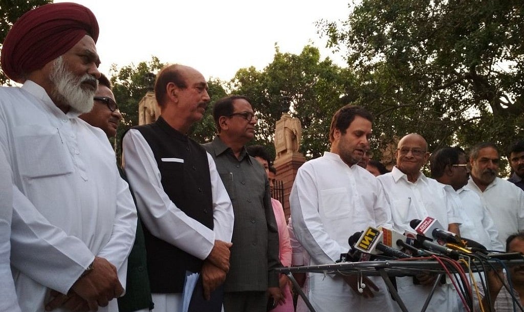 एससी-एसटी कानून पर सुप्रीम कोर्ट के फैसले से चिंतित विपक्षी नेता राष्ट्रपति से मिले, सौंपा ज्ञापन