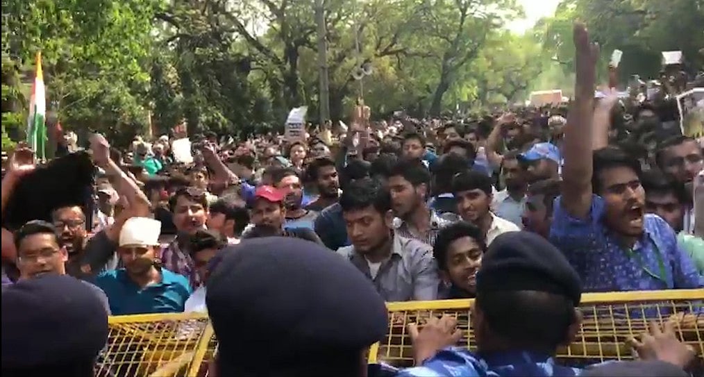 LIVE एसएससी घोटाला: राजीव चौक की ओर मार्च कर रहे छात्रों पर पुलिस ने किया लाठीचार्ज