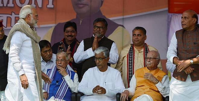 वीडियो: हाथ जोड़े खड़े रहे आडवाणी, और मोदी उनकी तरफ देखे बिना ही आगे बढ़ गए