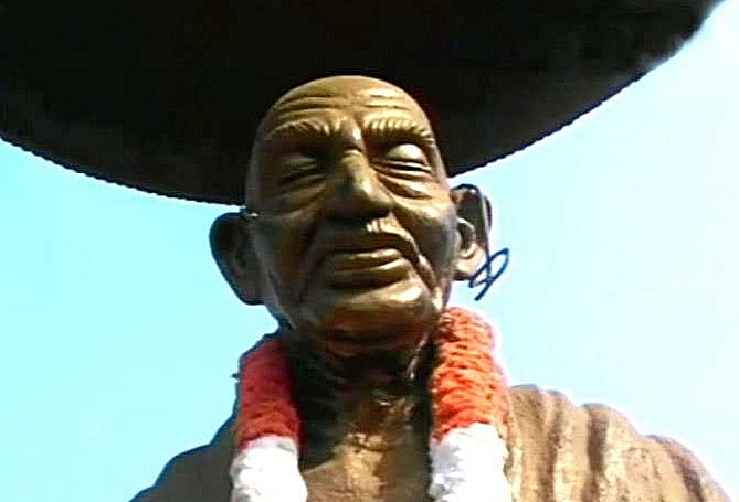 मूर्तियों पर महाभारत जारी: अब केरल में बापू की प्रतिमा पर हमला, चश्मा तोड़ा