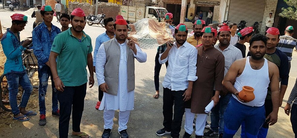 मेरठ: अम्बेडकर की प्रतिमा तोड़े जाने का विरोध, सपा ने पीएम मोदी और सीएम योगी आदित्यनाथ की निकाली अर्थी