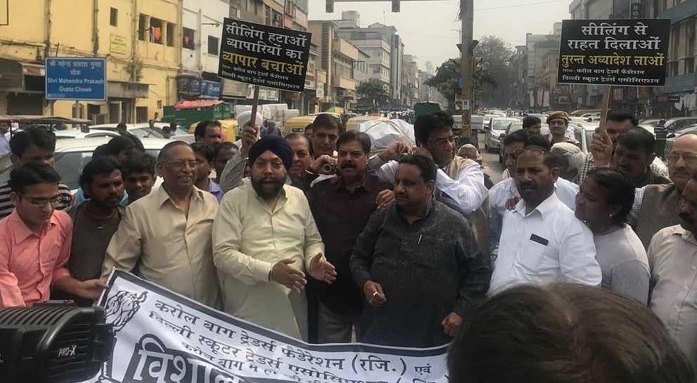 सीलिंग के विरोध में आज दिल्ली बंद, व्यापारी जगह-जगह कर रहे हैं प्रदर्शन