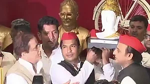 उपचुनाव में हार के बाद बीजेपी को एक और झटका, योगी सरकार में मंत्री स्वामी प्रसाद मौर्य के दामाद सपा में शामिल