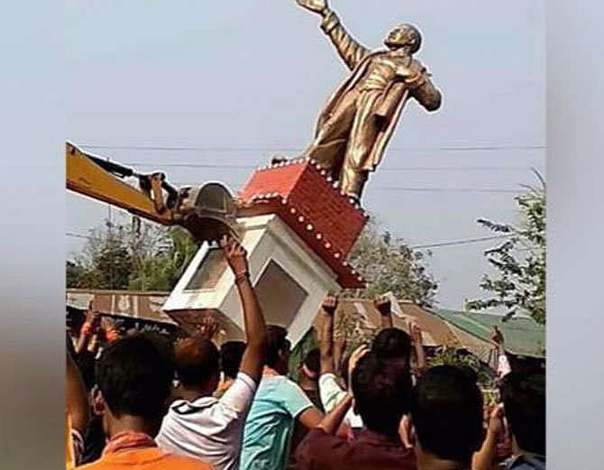 मूर्तियों पर महाभारत जारी: अब केरल में बापू की प्रतिमा पर हमला, चश्मा तोड़ा