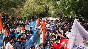 स्वायत्ता के बहाने विश्वविद्यालय को गरीबों से दूर करने के खिलाफ शिक्षकों और छात्रों ने किया दिल्ली में मार्च