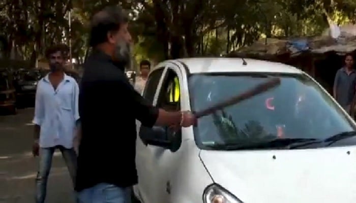 महाराष्ट्रः एमएनएस का गुजरातियों पर हमला, फडणवीस सरकार चुप