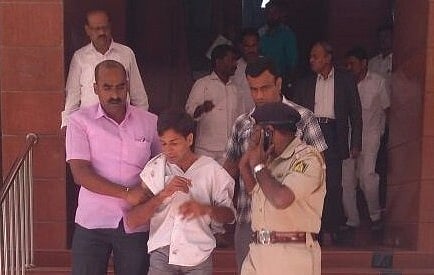 कर्नाटकः लोकायुक्‍त पर ऑफिस में घुसकर चाकू से हमला, हमलावर गिरफ्तार