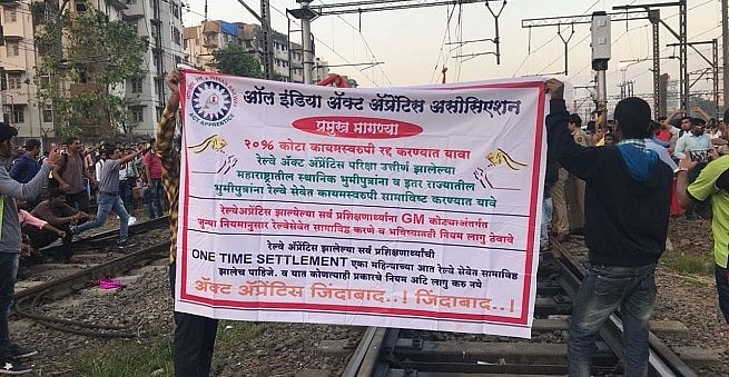 मुंबई: 4 घंटे बाद खत्म हुआ छात्रों का प्रदर्शन, कई ट्रेनें रद्द, लाखों यात्री परेशान