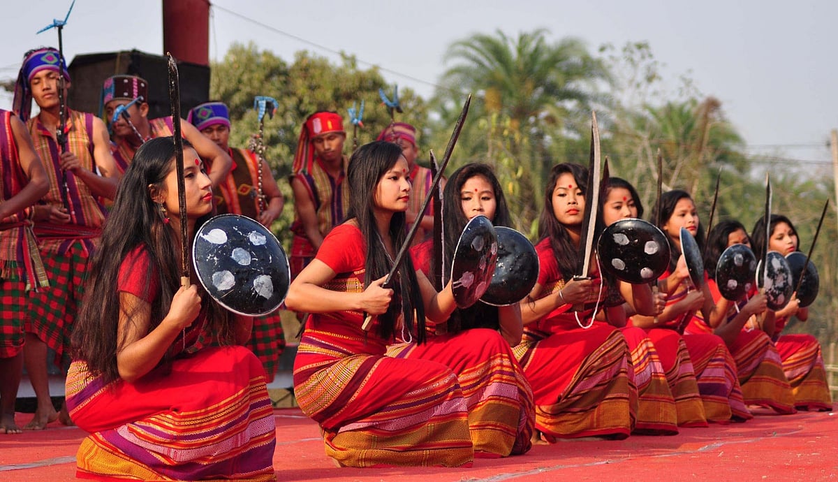 फूल खिले हैं गुलशन-गुलशन