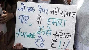 सीबीएसई पेपर लीक: राहुल का पीएम पर तंज, सिब्बल ने कहा, शिक्षा व्यवस्था पर माफिया का कब्जा