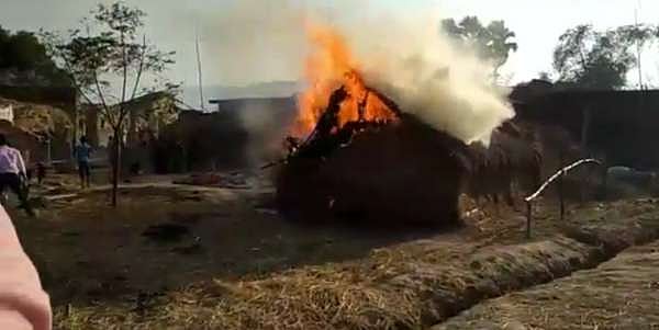 उत्तर प्रदेश: योगी सरकार में दबंगों का कहर जारी, होली के दिन दलित परिवार को जिंदा जलाने की कोशिश