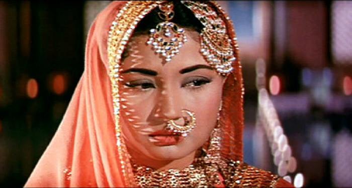 मीना कुमारी: मुहब्बत भी मिली, शादी भी हुई, फिर आखिर क्यों  जिंदगी भर तन्हा रहीं ‘पाकीज़ा’!