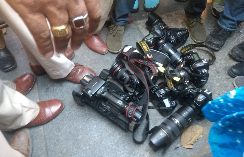 कलम और कैमरे हथियार हैं हमारे, पुलिस ने हाथ क्यों लगाया इन्हें : दिल्ली पुलिस के खिलाफ मीडिया का प्रदर्शन