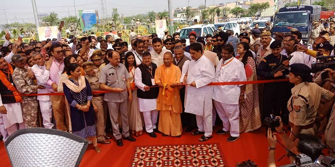 योगी ने किया एलीवेटेड रोड का उद्घाटन, लेकिन सोशल मीडिया दे रहा अखिलेश यादव को धन्यवाद