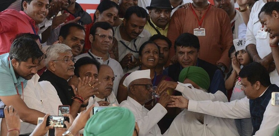 दिल्ली: 7 दिनों से चल रहा अनशन अन्ना ने फडणवीस से 7 मिनट की बातचीत के बाद तोड़ा
