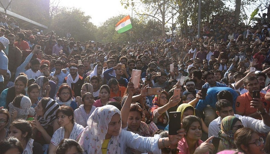 एसएससी घोटाला: आंदोलनकारी छात्रों से मिले राहुल गांधी, केंद्र पर लगाया छात्रों के भविष्य से खिलवाड़ का आरोप