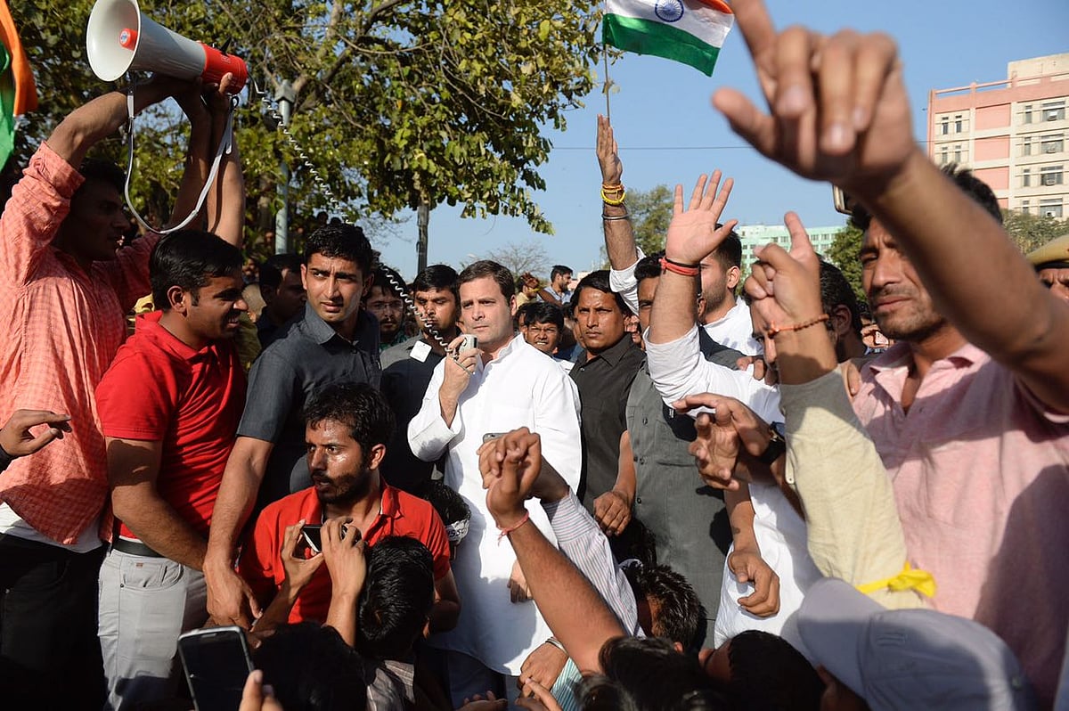 एसएससी घोटाला: आंदोलनकारी छात्रों से मिले राहुल गांधी, केंद्र पर लगाया छात्रों के भविष्य से खिलवाड़ का आरोप