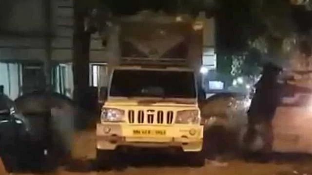 मुंबई में पानी का पाइप लीक, और हवा में उड़ गई कार
