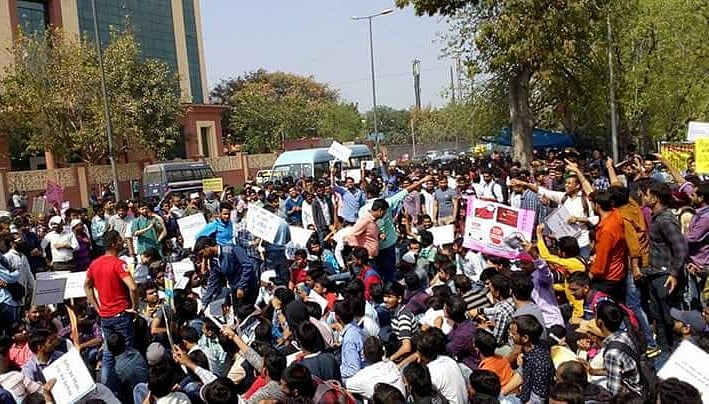 एसएससी परीक्षा में धांधली के विरोध में सड़कों पर उतरे छात्र, कांग्रेस ने की सीबीआई जांच की मांग