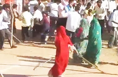 बुंदेलखंड की ‘लट्ठमार’ होली के रंग