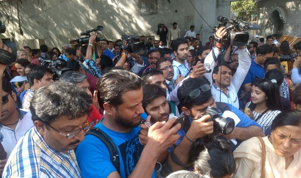 वीडियो: बदसलूकी के खिलाफ दिल्ली पुलिस मुख्यालय पर पत्रकारों का हल्ला बोल