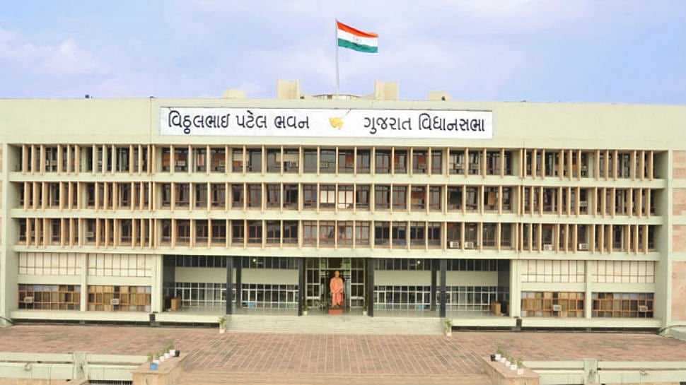 गुजरात विधानसभा में हाथापाई, स्पीकर ने किया  कांग्रेस के तीन विधायकों को  निलंबित