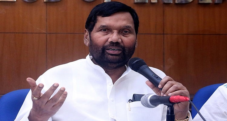 एससी-एसटी एक्ट मामले पर आखिर किस सरकार की बात कर रहे हैं राम विलास  पासवान!  